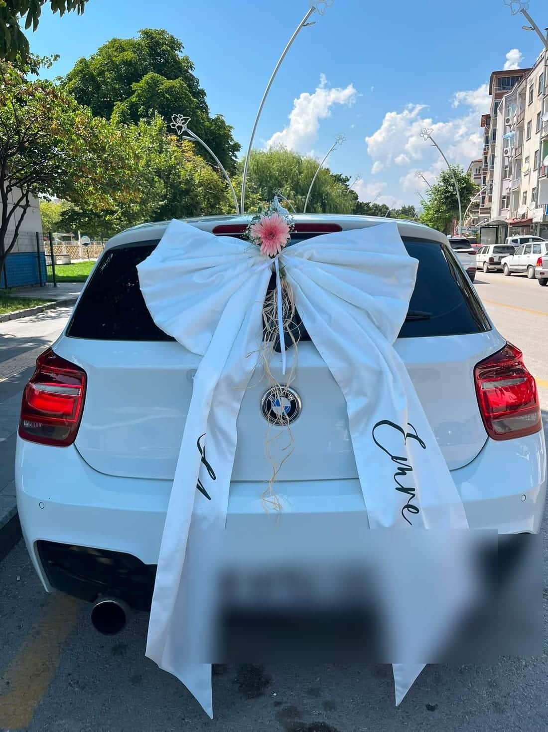 FloraMia Tokat çiçekçi BMW gelin arabası çiçek süslemesi