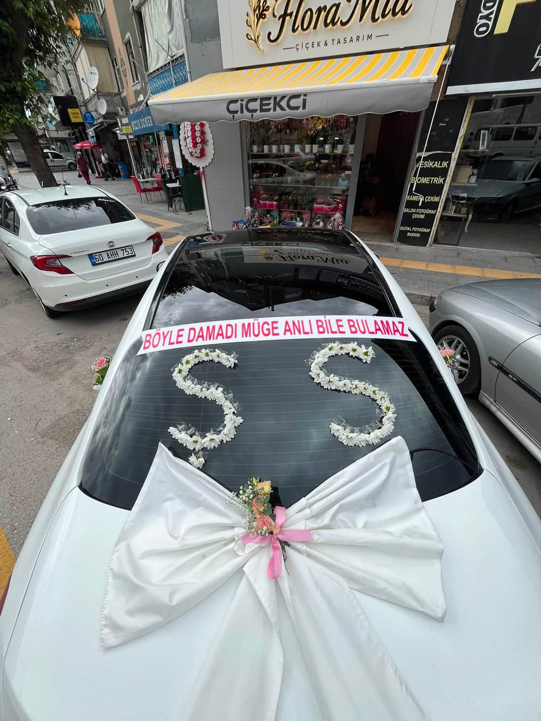 FloraMia Tokat çiçekçi özel gün araba süslemesi