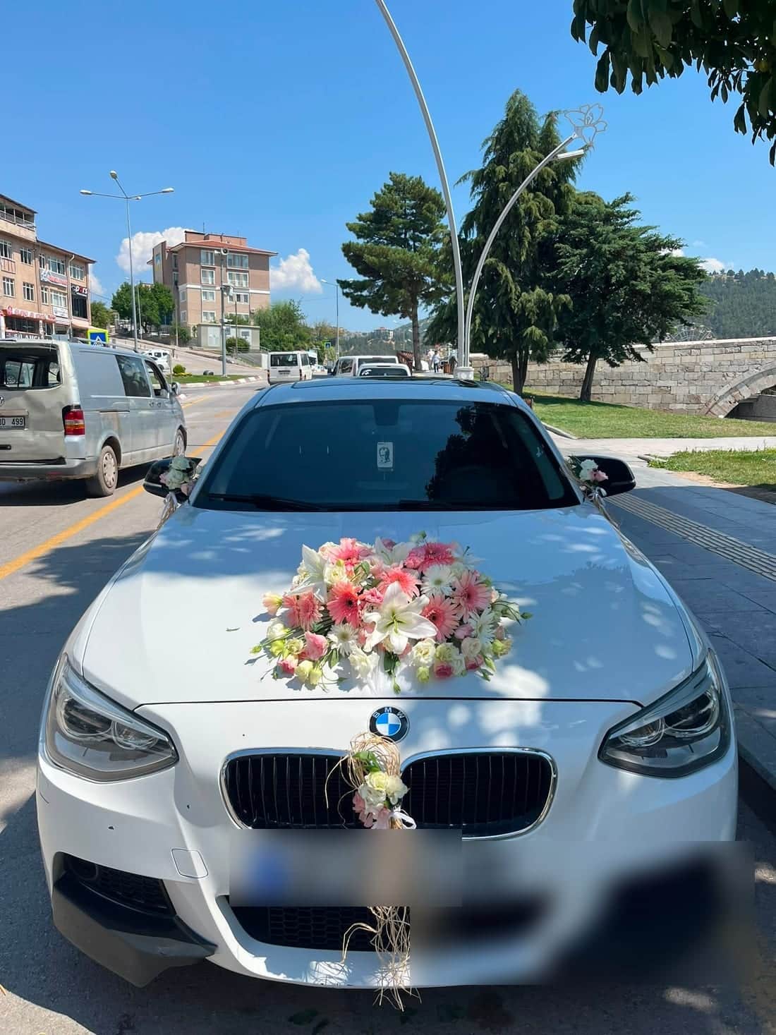 FloraMia Tokat çiçekçi özel gün araba süslemesi