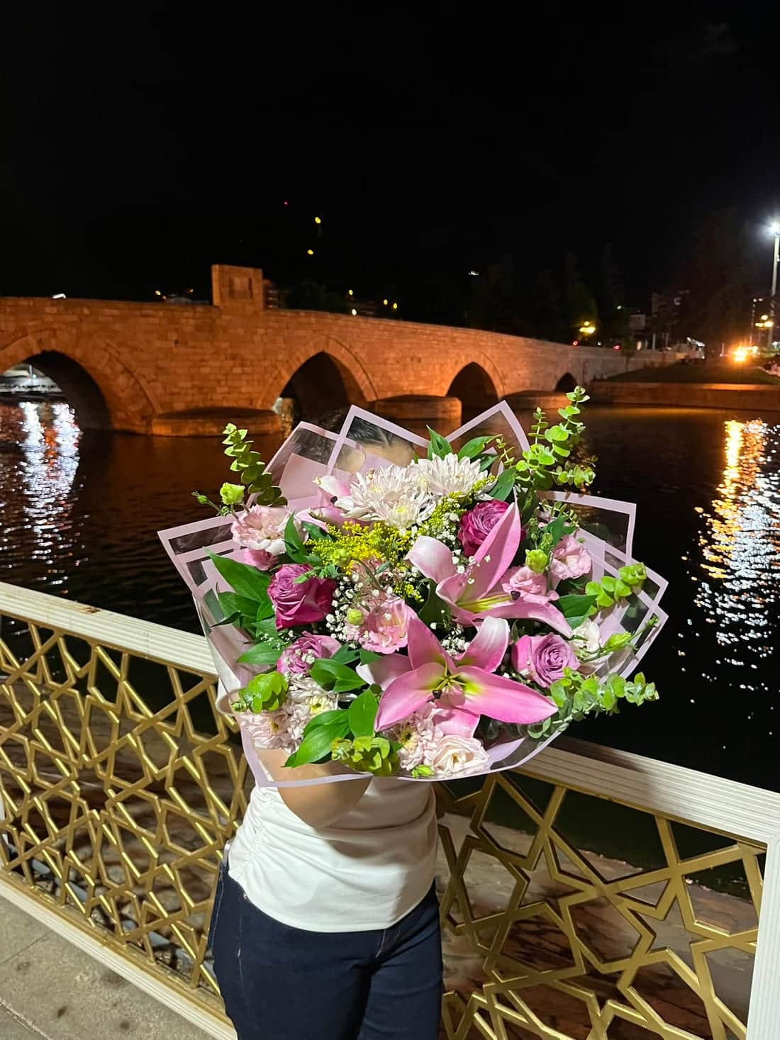 FloraMia Tokat çiçekçi gece köprüde mor buket