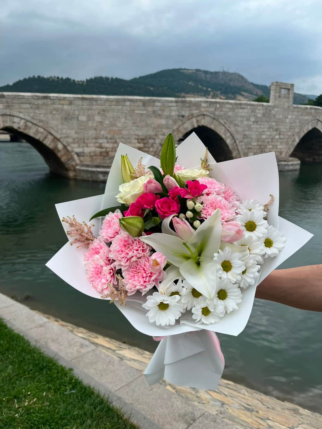 FloraMia Tokat çiçekçi köprüde pembe beyaz buket