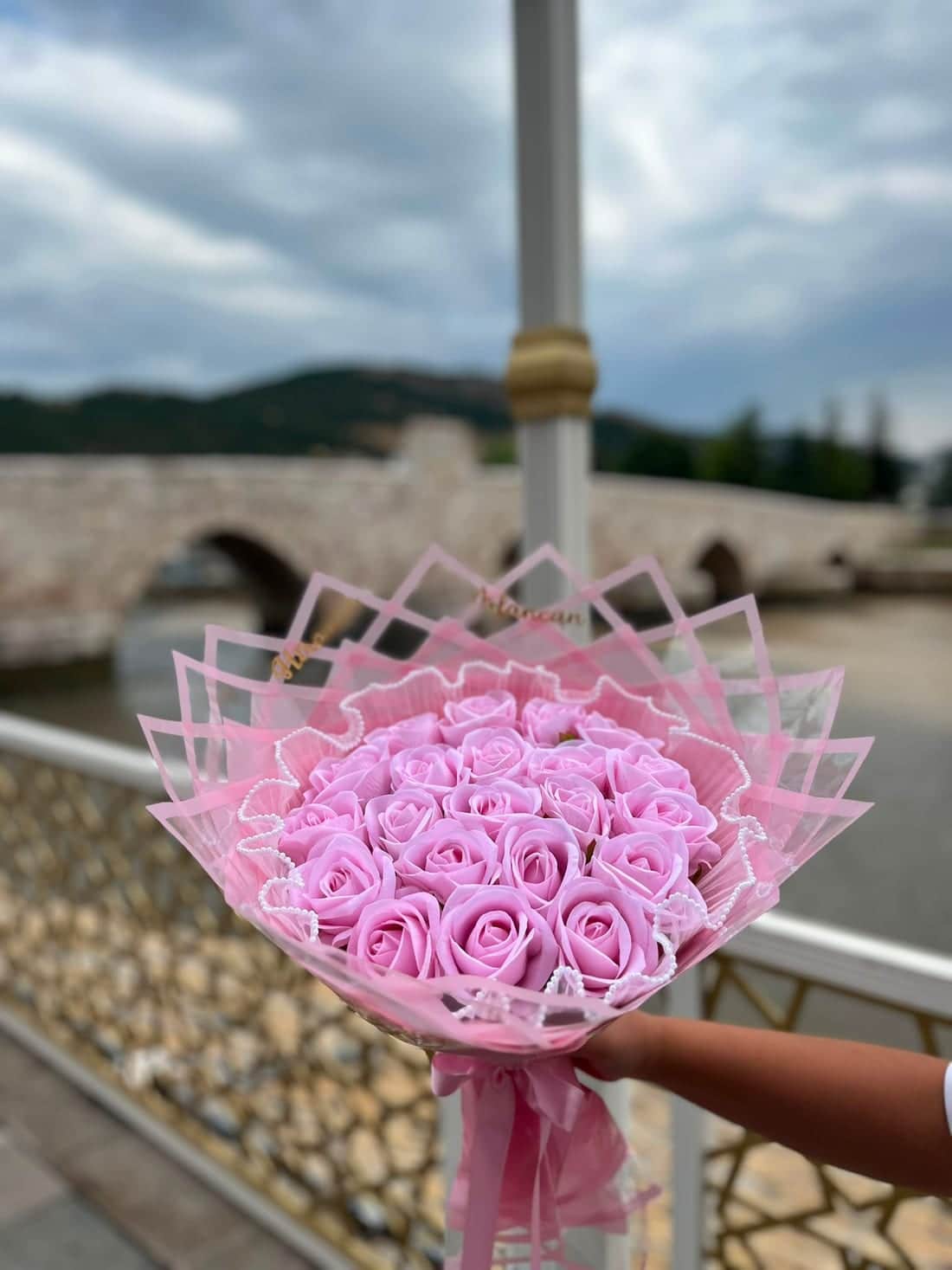 FloraMia Tokat çiçekçi nehir kenarında pembe gül buketi