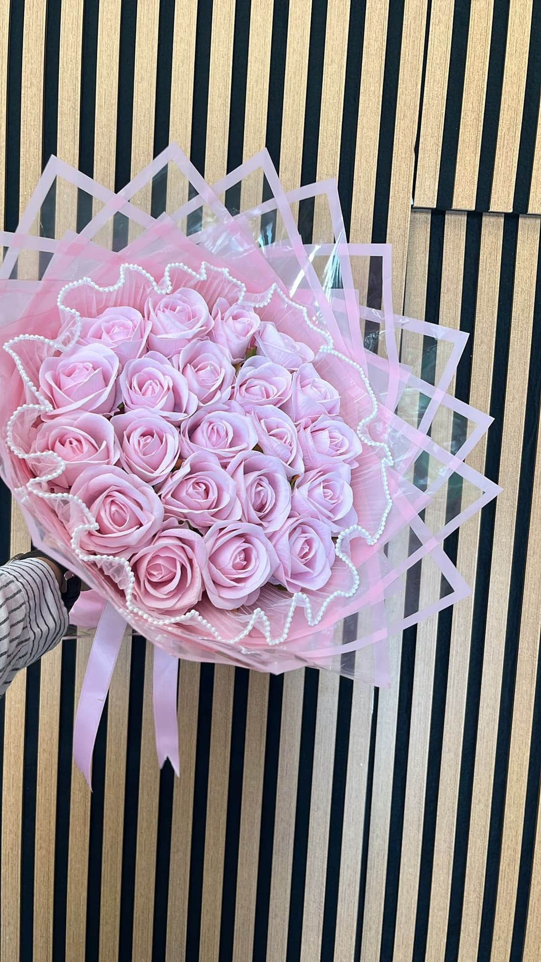 FloraMia Tokat çiçekçi elde hazırlanmış gül buketi